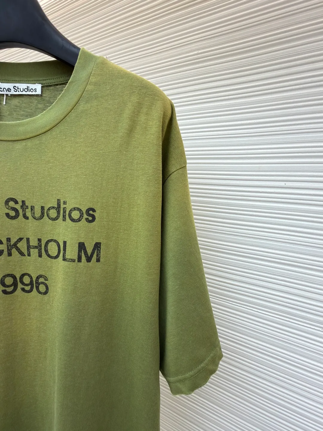Acne Studios 1966 mud-dyed washed distressed short-sleeve ●Original version: Purchased and developed for 2800 ●Item number: 1682355-X95 ●Fabric: cloud velvet ski-like cotton fabric ●Technology: glue printing ●Color: green ●Version: fitted version ●Weight: about 215 grams ●Size: S-M-L-XL ●Description: Made of ultra-soft pure cotton fabric, garment-dyed, washed and distressed, the chest part has a dirty feel, and the lower part shows a gradient effect. The neckline is slightly frayed to better fit the overall tone. The overall line is straight and delicate, the fabric is comfortable and soft, and the color is consistent without color difference. It can be matched with the same style to create a fashionable look and control various occasions. Customized accessories, complete with three standards, the same style for men and women!